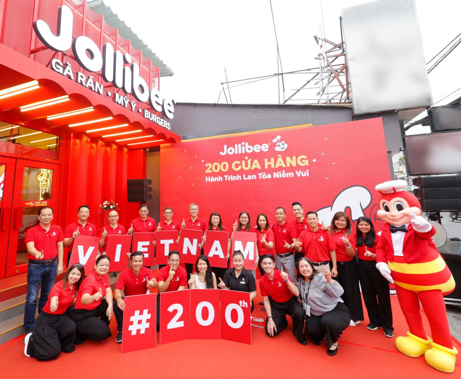 Jollibee 集團慶祝越南第 200 間 Jollibee 分店的開業，進一步奠定其作為當地頂尖餐飲連鎖店的地位。出席典禮的包括多位 Jollibee 集團高層： Global CEO Ernesto Tanmantiong (後排左五)、Philippine CEO and Jollibee Global Head Joseph Tanbuntiong (後排左六)、Global Chief Business Support Officer William Tan Untiong (後排左三)、Chief Finance and Risk Officer Richard Shin (後排左二)、Jollibee President for Europe, Middle East, Asia, and Australia Dennis Flores (後排左四)，以及Jollibee Vietnam Managing Director Lam Hong Nguyen (前排左三)