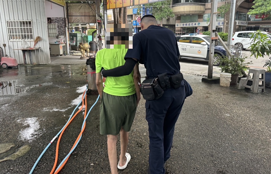 ▲圖說：民權所員警將走失的失智老翁帶回派出所休息 （圖／台中市政府 提供）